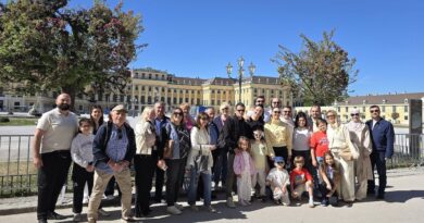 ZAGREBAČKI ALBANCI POSJETILI MUZEJ U BEČU U KOJEM SE ČUVAJU MAČ I KAPA GJERGJA KASTRIOTIJA SKENDERBEGA ZAGREBAČKI ALBANCI POSJETILI MUZEJ U BEČU U KOJEM SE ČUVAJU MAČ I KAPA GJERGJA KASTRIOTIJA SKENDERBEGA