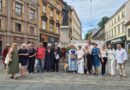 ALBANCI POLOŽILI VIJENAC NA SPOMENIK FRA ANDRIJE KAČIĆA MIOŠIĆA U ZAGREBU